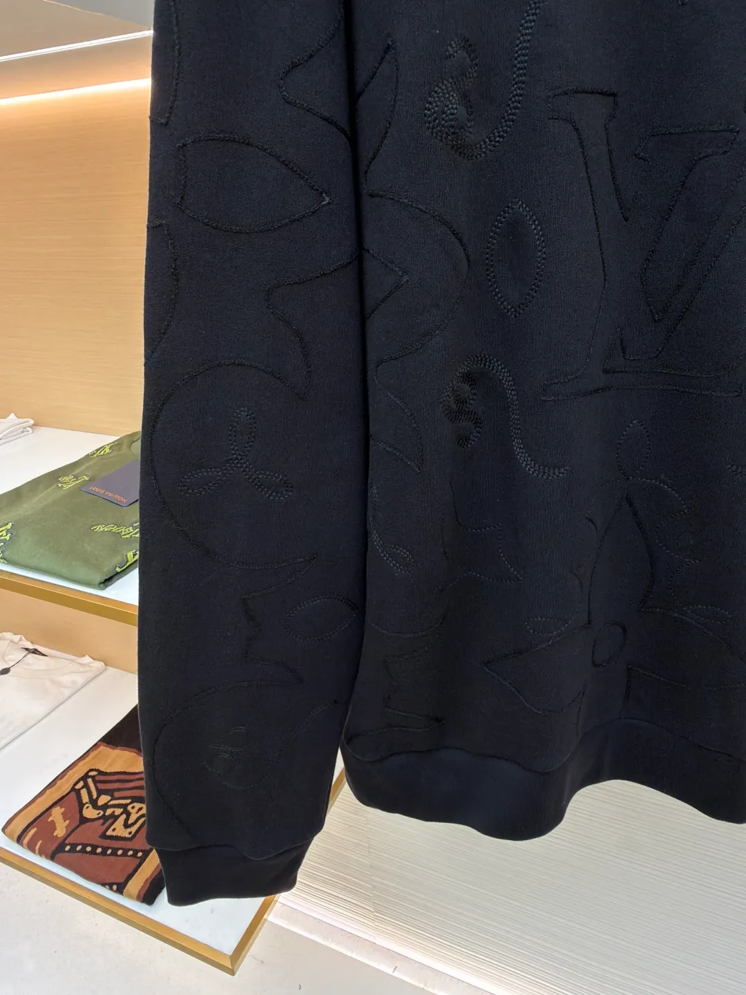 LOUIS VUITTON fully embroidered large flower sweatshirt ●Original version: Purchased and developed for 18500 ●Item number: 1680970-A85 ●Material: 100% cotton jersey fabric ●Technology: Fleece shearing ●Version: Fitted version ●Weight: about 635 grams ●Size: XS-S-M-L ●Description: The fabric is made of 32s double-ply cotton jersey. The finished cloth weighs 330g. The embryo is dyed and subjected to the fleece shearing process. After washing, the finished cloth is shaped and matched with a 20s double-yarn flat machine to weave ribs. A domestic high-speed small towel machine is used for embroidery. The machine locks a single head and large-size positioning flowers are embroidered on the front and back. The overall wiring is straight and delicate, the fabric is comfortable and soft, and the color is consistent without color difference. It can be matched with the same style to create a fashionable look and control various occasions. Customized accessories, complete with three standards, same style for men and women!
